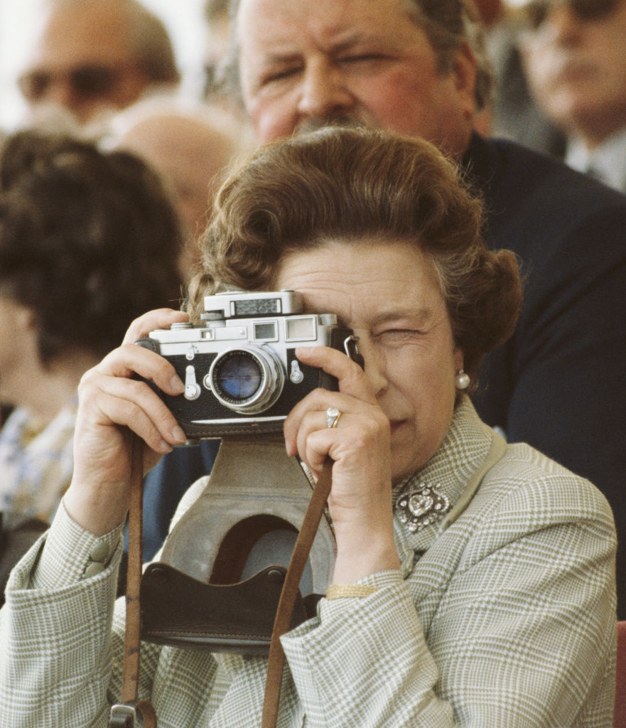 Η βασίλισσα απαθανατίζει τον σύζυγο της με μία κάμερα Leica, σε επίδειξη με άλογα, στο Γουίντσορ, το 1982