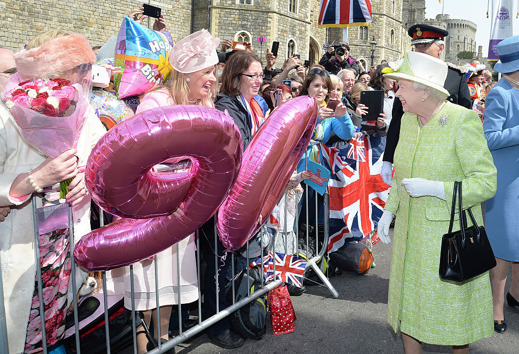 21 Aπριλίου του 2016. Η βασίλισσα χαιρετάει το κοινό που την περιμένει έξω από το κάστρο του Ουίντσορ, την ημέρα των 90ων γενεθλίων της