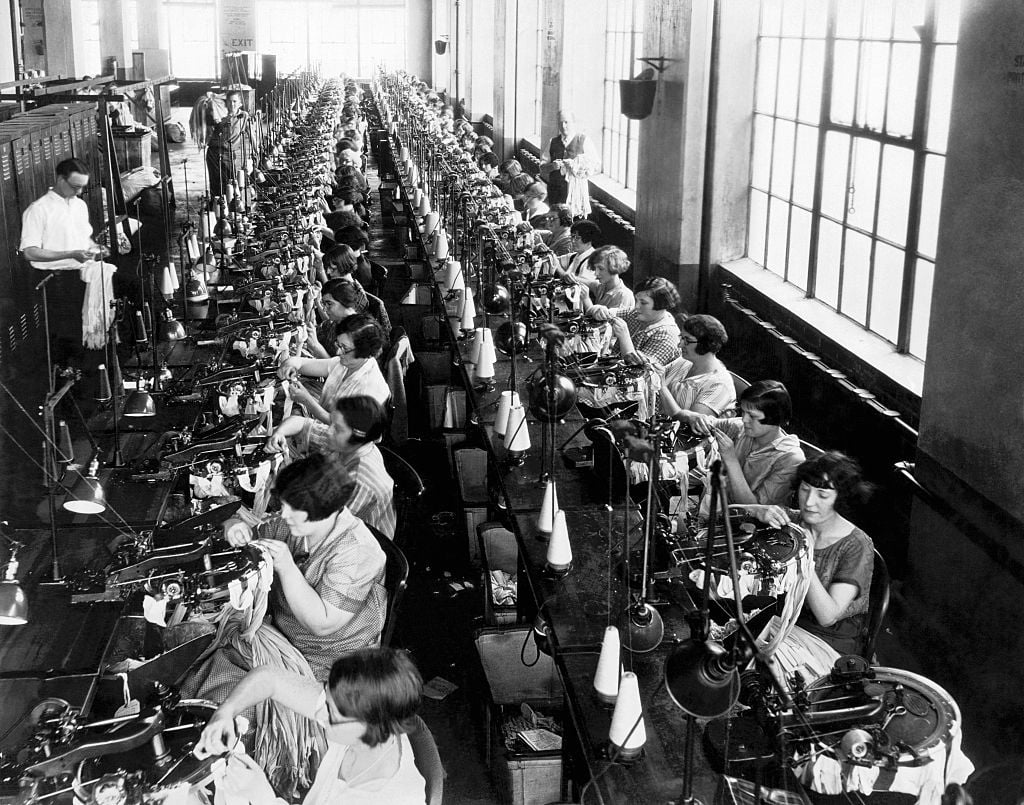 Στιγμιότυπο από εργοστάσιο γυναικείων μεταξωτών καλτσών στη Φιλαδέλφεια των ΗΠΑ. Οι γυναίκες που εργάζονται στις ραπτομηχανές, βάζουν τη ραφή στο πίσω μέρος του καλσόν