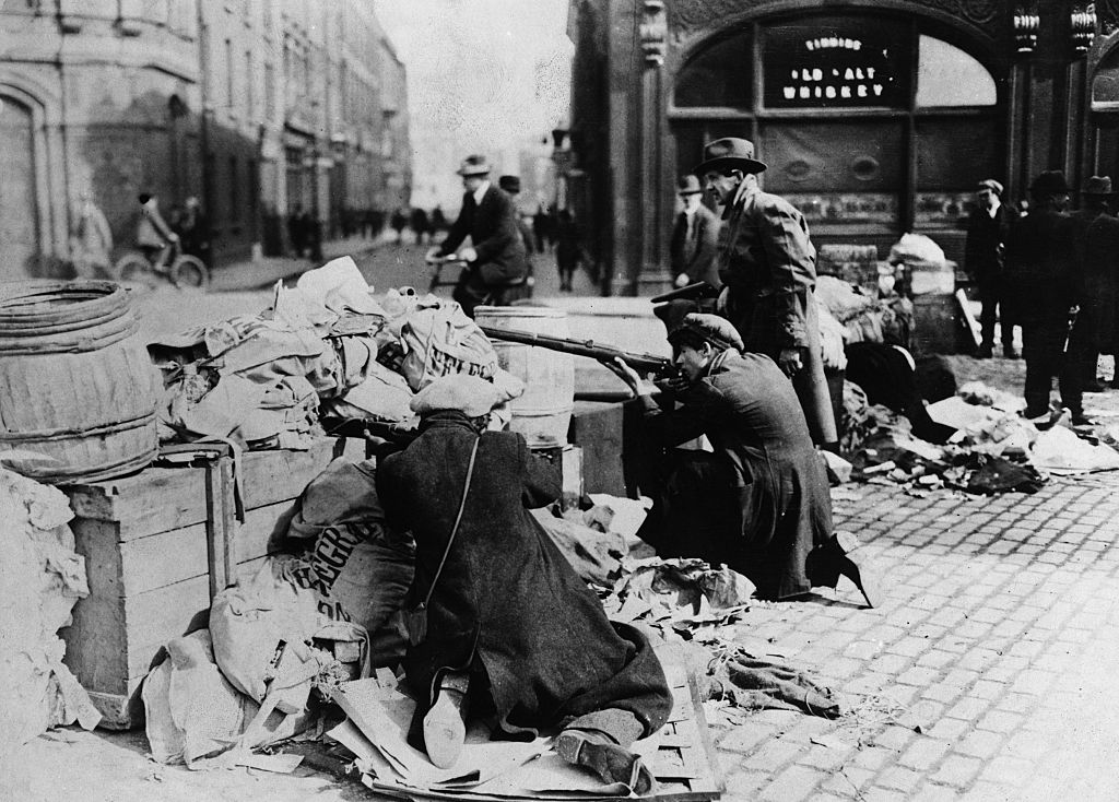 Με όπλα πίσω από ένα οδόφραγμα σε  δρόμο του Δουβλίνου κατά τη διάρκεια συμπλοκών φατριών, λίγο μετά την υπογραφή της Αγγλο-Ιρλανδικής Συνθήκης 