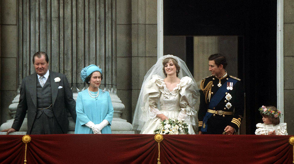 H βασίλισσα μαζί με τους νεόνυμφους Νταϊάνα και Κάρολο και τον πατέρα της Νταϊάνα, 29 Ιουλίου του 1987