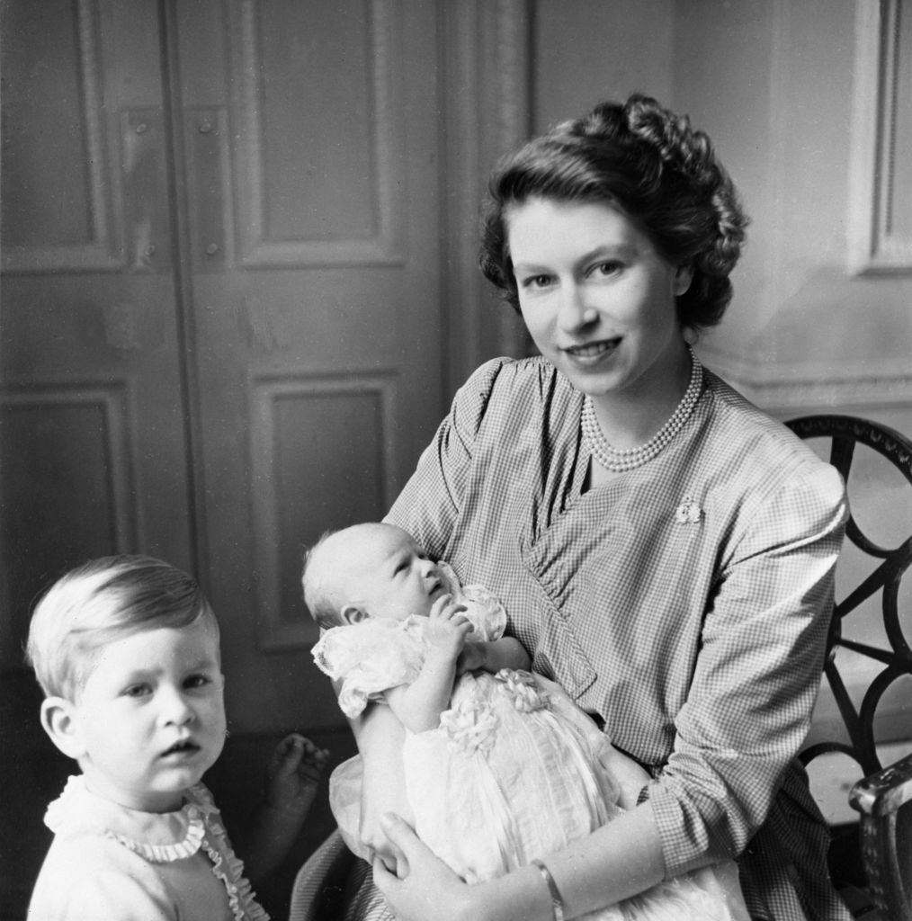 Με τα δύο παιδιά της, τον πρίγκιπα Κάρολο και τη νεογέννητη πριγκίπισσα Αννα, το 1950