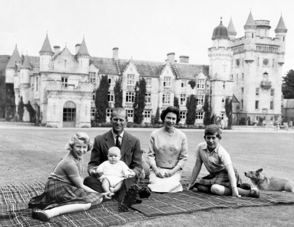 Η οικογένεια της Ελισάβετ σε στιγμή χαλάρωσης στο Μπαλμόραλ. Στην αγκαλιά του πρίγκιπα Φιλίππου, ο εφτά μηνών πρίγκιπας Αντριου. Δεξιά, ο πρίγκιπας Κάρολος