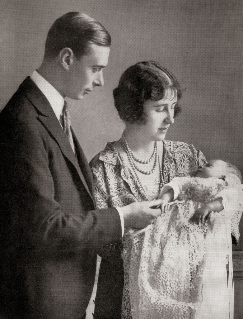 Ο Δούκας (και μετέπειτα βασιλιάς) Γεώργιος με τη σύζυγό του και τη μικρή πριγκίπισσα Ελισάβετ, στην βάφτιση της, τον Μάιο του 1926, έναν μήνα μετά τη γέννησή της