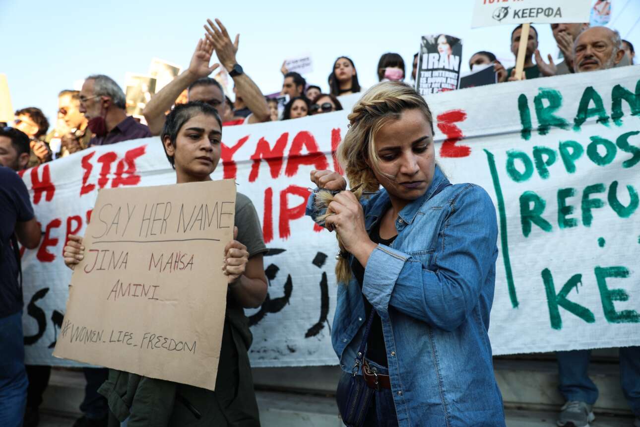 Διαδήλωση στο Σύνταγμα για τη Μαχσά Αμινί – Γυναίκες έκοψαν τα μαλλιά τους