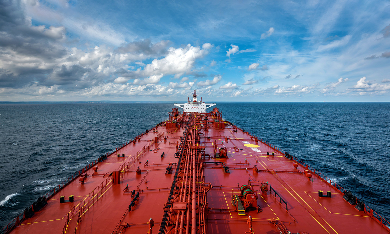 Γιατί πλέει πετρέλαιο του Πούτιν με ελληνική και κυπριακή σημαία