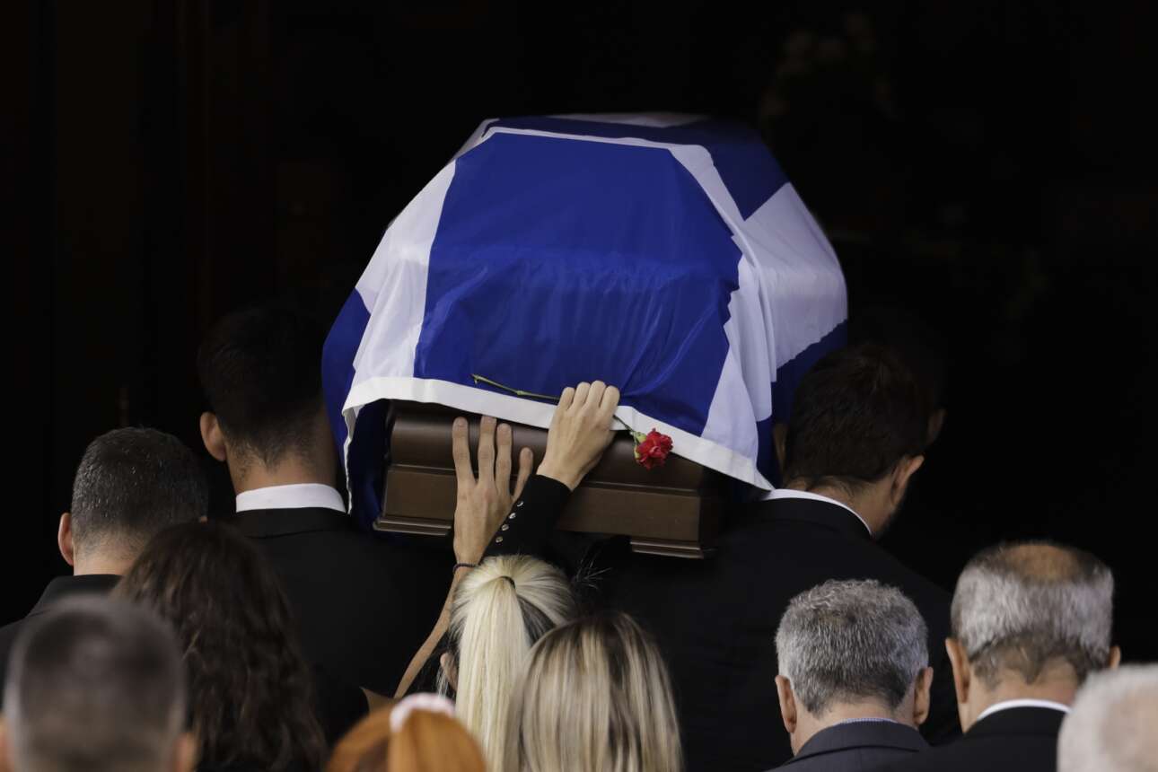 Πλήθος κόσμου για το τελευταίο αντίο στον Αλέξανδρο Νικολαΐδη