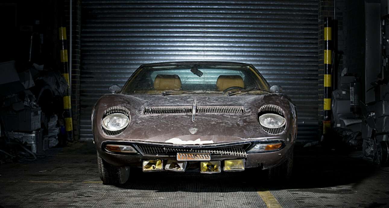 O Κόκοτας, η σκονισμένη Lamborghini και ο Ωνάσης: Το στόρι στα υπόγεια του Χίλτον