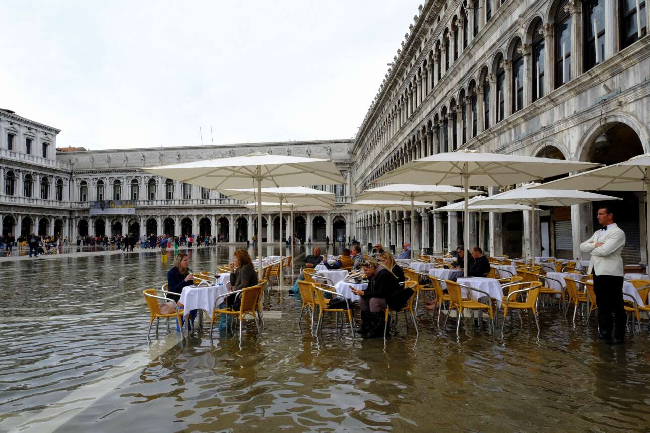 Να και η Βενετία εποχικώς πλημμυρισμένη: κάποιοι από τους τουρίστες που πίνουν το καφεδάκι τους στην πλατεία του Αγίου Μάρκου ίσως είναι Αμερικανοί, μπορεί και από τη Φλόριντα 