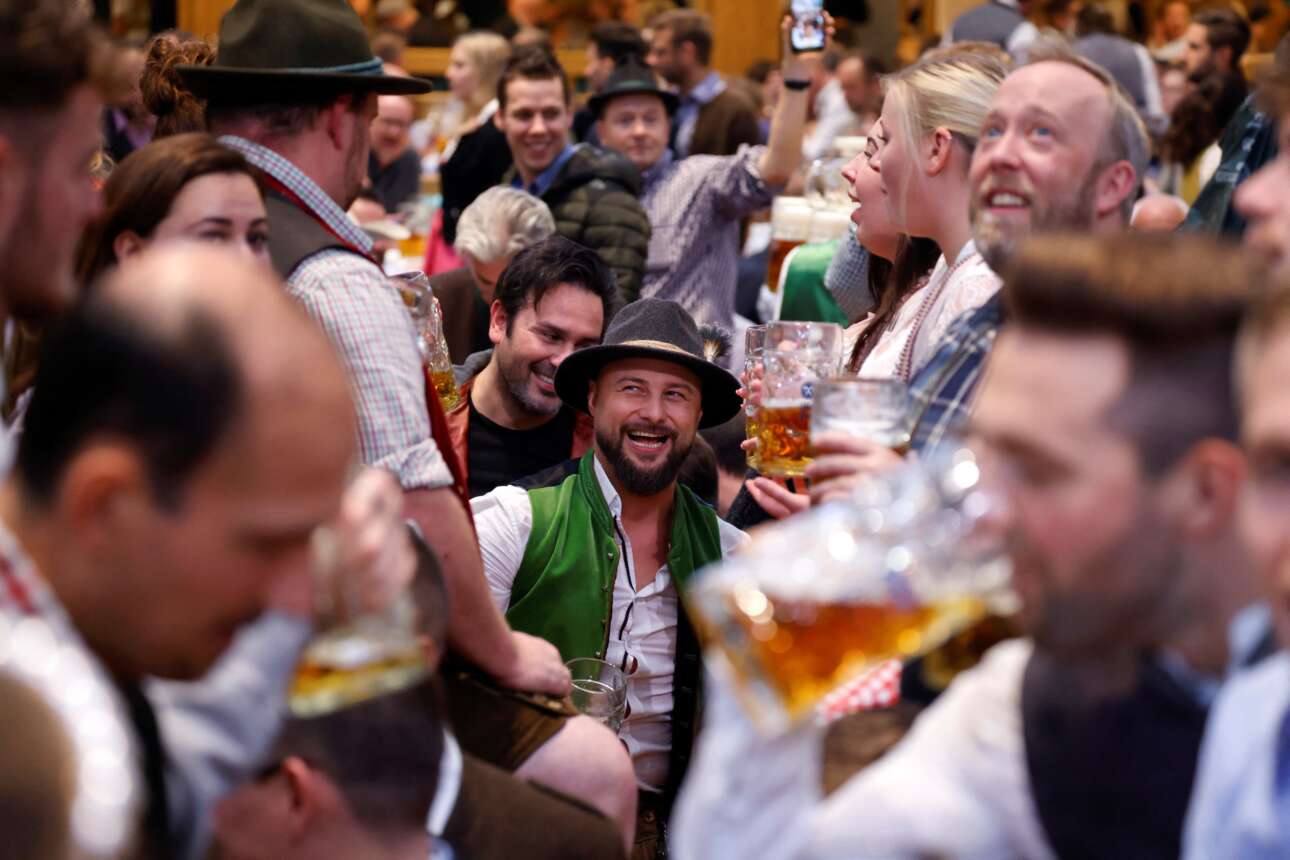 Στη Γερμανία ο Οκτώβριος ανήκει στους Βαυαρούς που γιορτάζουν ό,τι στην αρχαιότητα περιφρονούσαν οι Ελληνες και λάτρευαν οι Αιγύπτιοι: την μπίρα – το εφετινό «Oktoberfest» σημαίνεται με τον αριθμό 187 