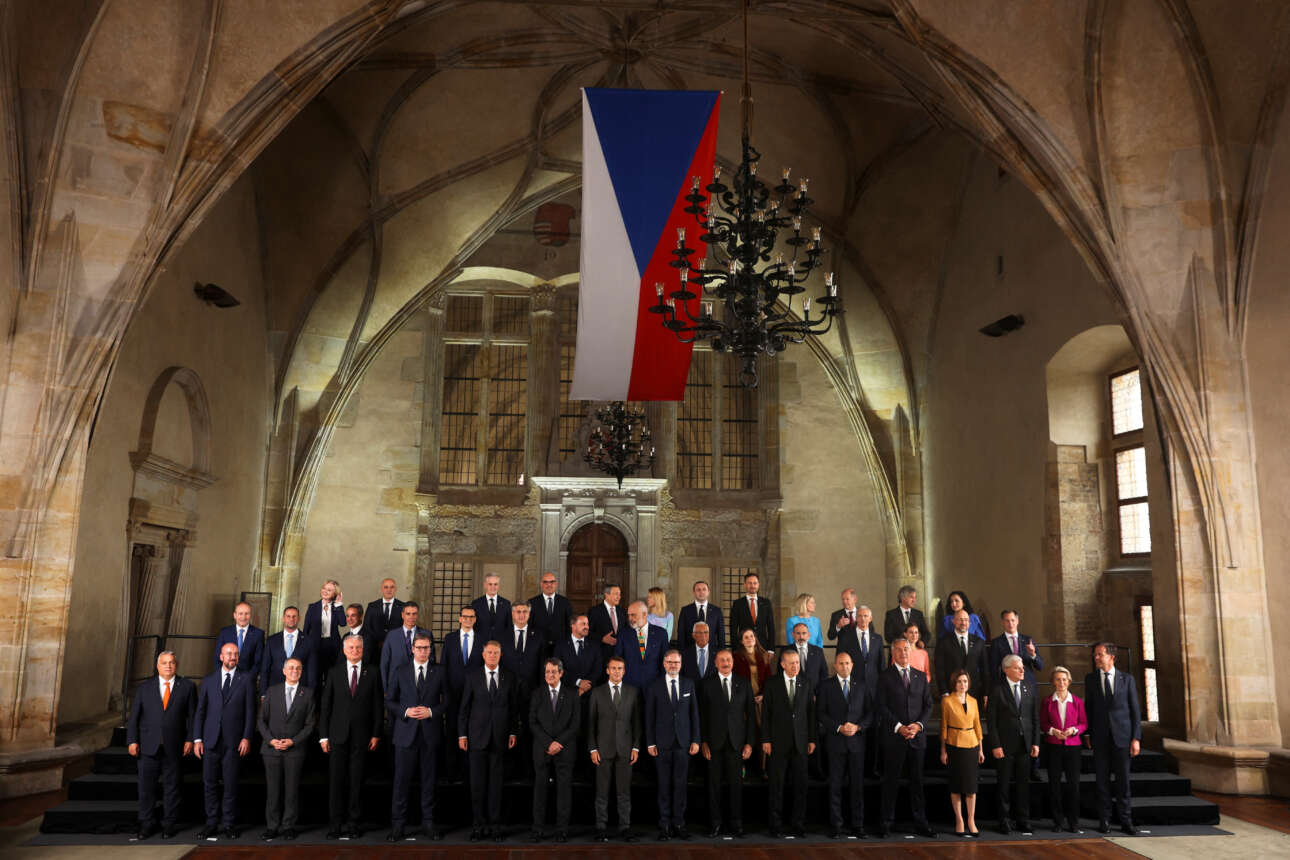 Οι προσκεκλημένοι στη Σύνοδο της Ευρωπαϊκής Πολιτικής Κοινότητας στην Πράγα, μεταξύ των οποίων και ο τούρκος πρόεδρος, μαζί με τους ηγέτες των χωρών της ΕΕ και άλλων γειτόνων της, ποζάρουν για την καθιερωμένη οικογενειακή φωτογραφία. Αρκετοί πολιτικοί αρχηγοί χωρίζουν τον Κυριάκο Μητσοτάκη (πάνω αριστερά) και τον Ταγίπ Ερντογάν (κάτω δεξιά) οι οποίοι δεν αναμενόταν να έχουν τετ α τετ σύμφωνα με όσα έλεγαν πηγές της κυβέρνησης το βράδυ της Τετάρτης