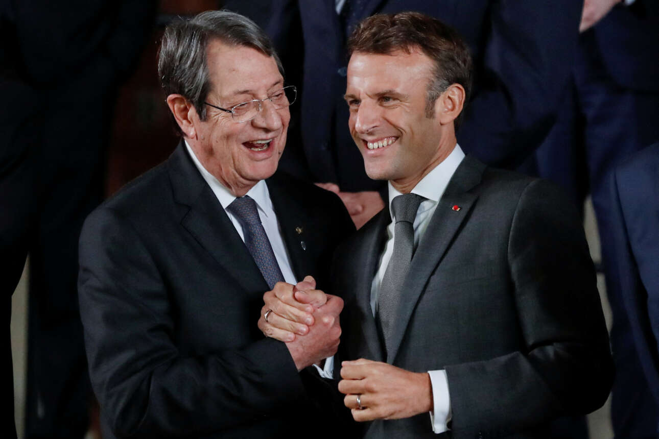 Ο γάλλος πρόεδρος είχε μία –θερμότερη κατά τα φαινόμενα– χειραψία με τον πρόεδρο της Κύπρου Νίκο Αναστασιάδη