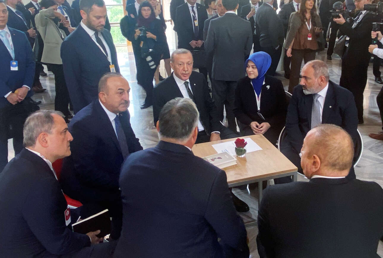 Αργότερα, οι Ερντογάν και Τσαβούσογλου εθεάθησαν σε ένα από τα «πηγαδάκια» που τράβηξε πολλά βλέμματα –συζητούν με τον αρμένιο πρωθυπουργό, Νικόλ Πασινιάν, και τον πρόεδρο του Αζερμπαϊτζάν Ιλχάμ Αλίγιεφ. Δεν άργησε να βρεθεί πλάι στον τούρκο πρόεδρο και ο Βίκτορ Ορμπαν