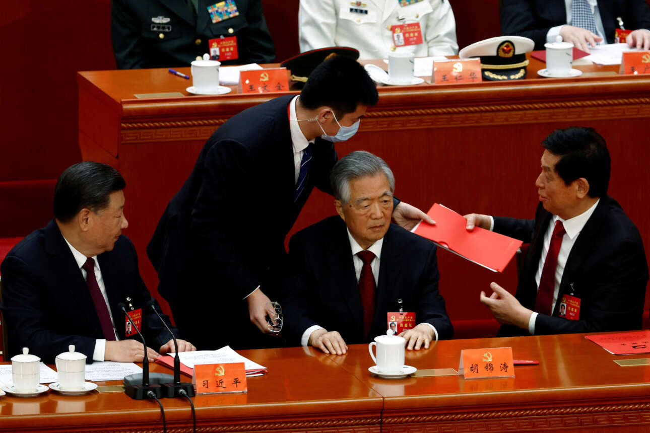 Συνέδριο ΚΚ Κίνας: Πήραν σηκωτό τον Χου Τζιντάο γιατί ήθελε να διαβάσει ένα έγγραφο [βίντεο]