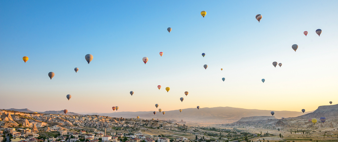 Πολύχρωμα αερόστατα στολίζουν τον ουρανό της Καππαδοκίας, στην Τουρκία