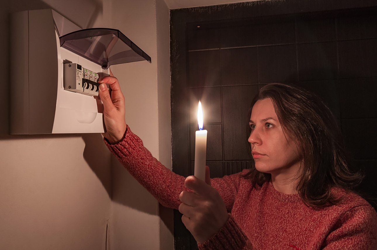 Ουκρανική «ΔΕΗ»: «Εφοδιαστείτε με ζεστές κάλτσες, κουβέρτες και αγκαλιές»