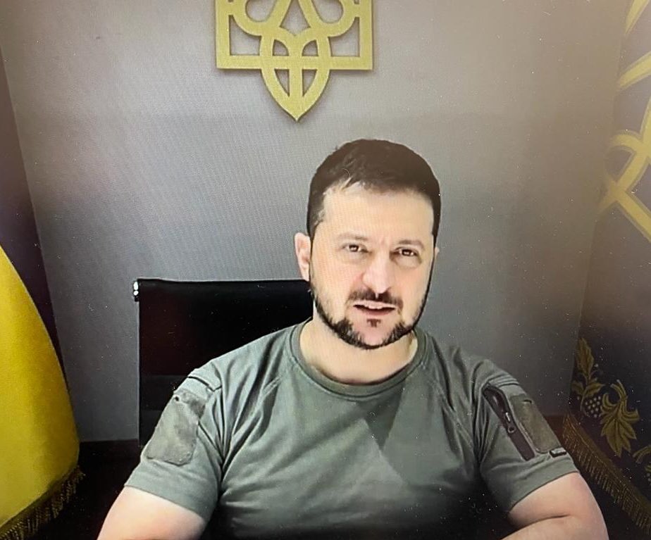 Ζελένσκι στην Ευρώπη: «Δώστε μας όπλα για να μη φτάσουν οι Ρώσοι στη Βαρσοβία ή στην Πράγα»