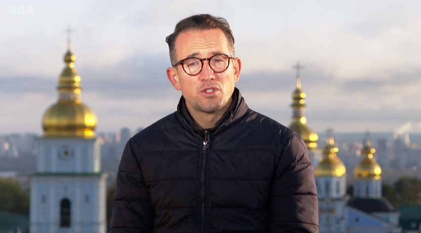 Κίεβο: H στιγμή που ο ανταποκριτής του BBC σκύβει να προφυλαχτεί από τους ρωσικούς πυραύλους