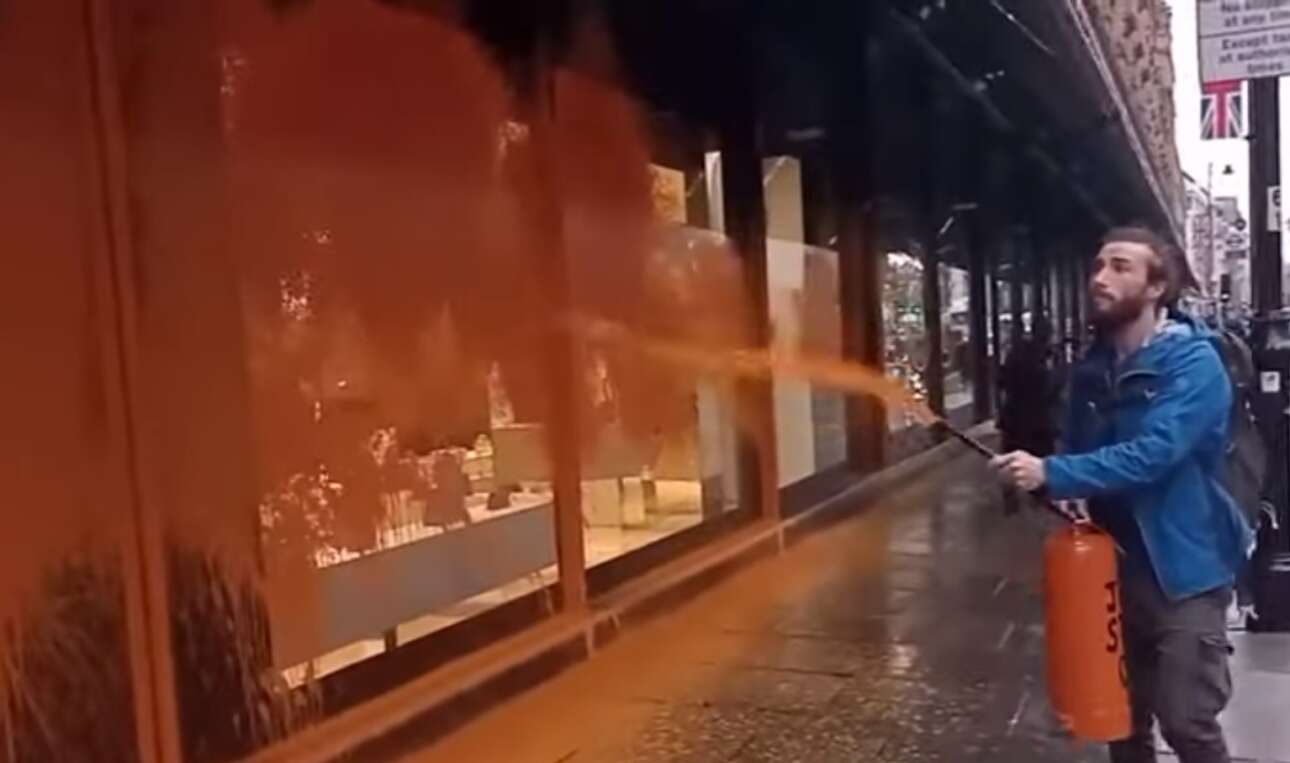 Λονδίνο: Ακτιβιστές κάλυψαν με πορτοκαλί μπογιά τις βιτρίνες του Harrods [video]