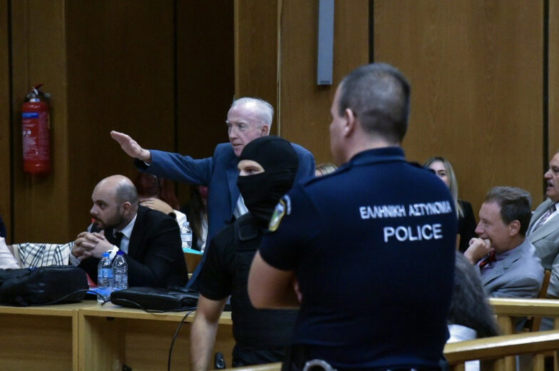 Θάνος Πλεύρης: Αποκτήνωση ο ναζιστικός χαιρετισμός του πατέρα μου μπροστά στη Μάγδα Φύσσα