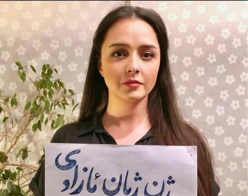 Διάσημη ιρανή ηθοποιός πετάει τη μαντίλα της δημοσίως