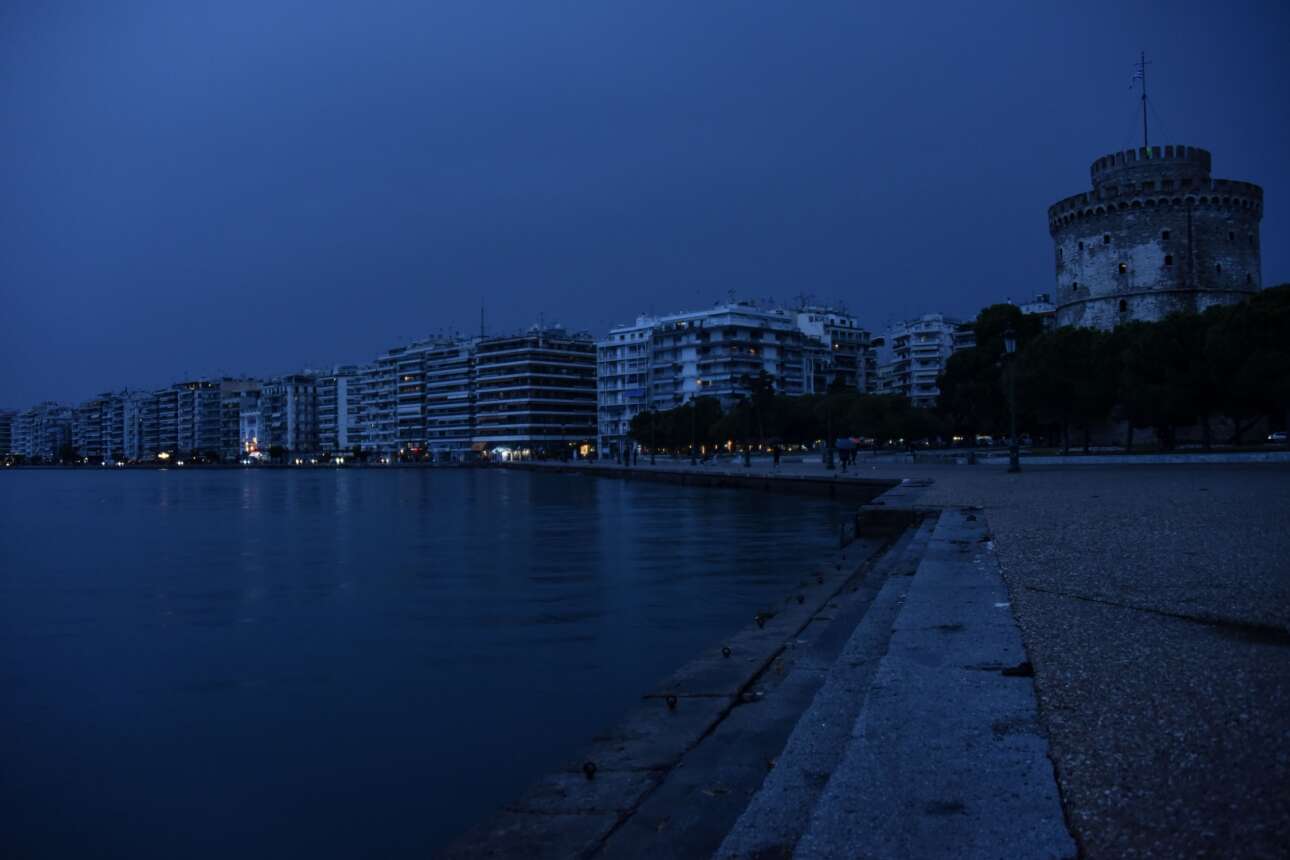 Βροχερό σκηνικό στη Θεσσαλονίκη, με χρώματα του φθινοπώρου... και του Θόδωρου Αγγελόπουλου