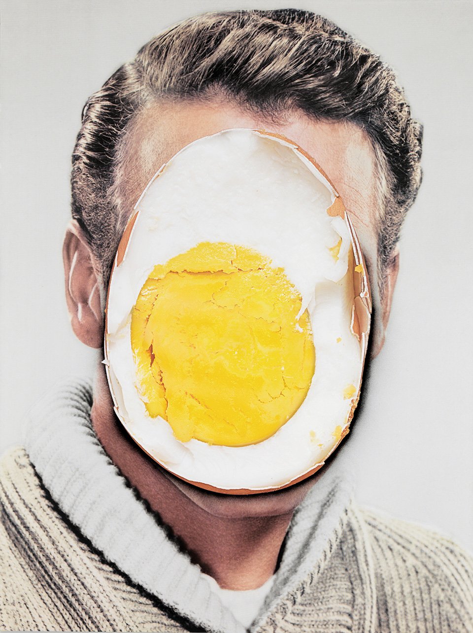 Ο ελβετός καλλιτέχνης Urs Fischer παίρνει το κωμικό στοιχείο του αυγού και δημιουργεί τη σειρά με τίτλο Problem Paintings: γιγάντια φωτογραφικά πορτρέτα στα οποία το πρόσωπο του θέματος κρύβεται από αυγά ζωγραφισμένα με φωτορεαλιστικό τρόπο 