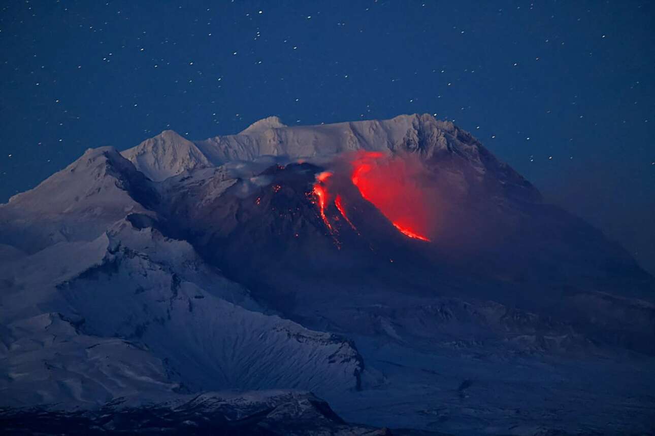 Το ενεργό ηφαίστειο Σίβελουτς, που βρίσκεται στη Χερσόνησο Καμτσάτκα της ρωσικής Απω Ανατολής (στον Βερίγγειο Πορθμό, απέναντι από την Αλάσκα και βορείως της Ιαπωνίας), εξερράγη και έδωσε ένα δυναμικό καρέ 