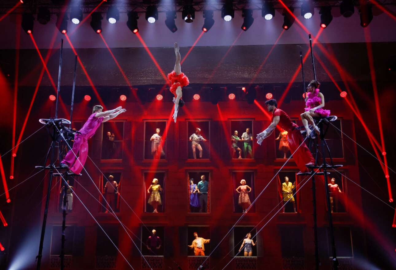 Οι τσιρκολάνοι  του ακροβατικού γκρουπ «Cirque Du Soleil» προβάρουν την παράσταση που έχουν ετοιμάσει ειδικά για τη Βαλέτα της Μάλτας – ζωηρά χρώματα στα κοστούμια, υποβλητικός φωτισμός και σκηνικά που θυμίζουν όπερα  