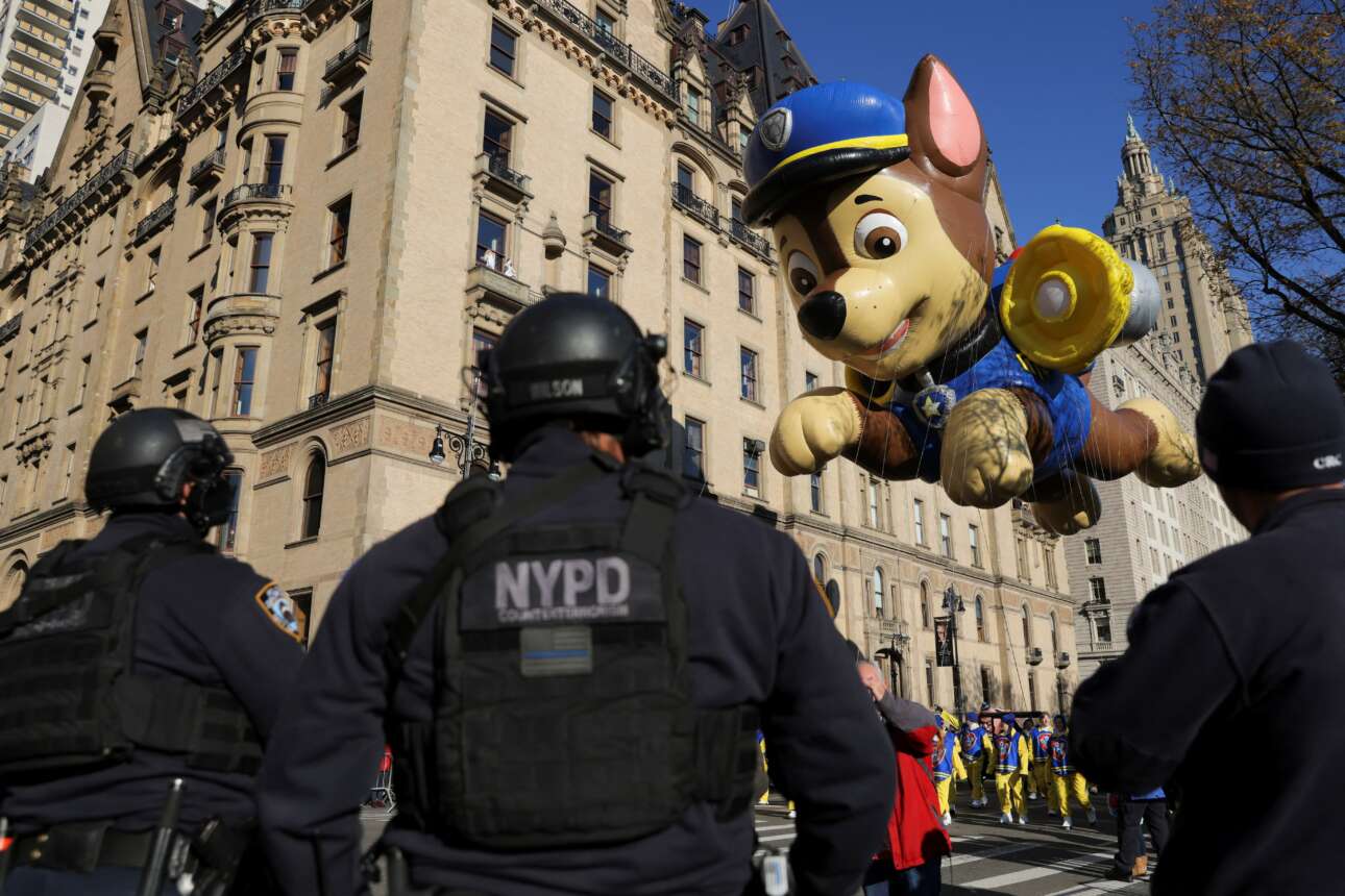 Αστυφύλακες της Νέας Υόρκης βλέπουν να έρχεται καταπάνω τους το αστυνομικό σκυλί της σειράς καρτούν «PAW Patrol», όμως δεν τρομοκρατούνται και κρατούν τις θέσεις τους – χαριτωμένο κλικ από την παρέλαση των Macy's στο Μανχάταν