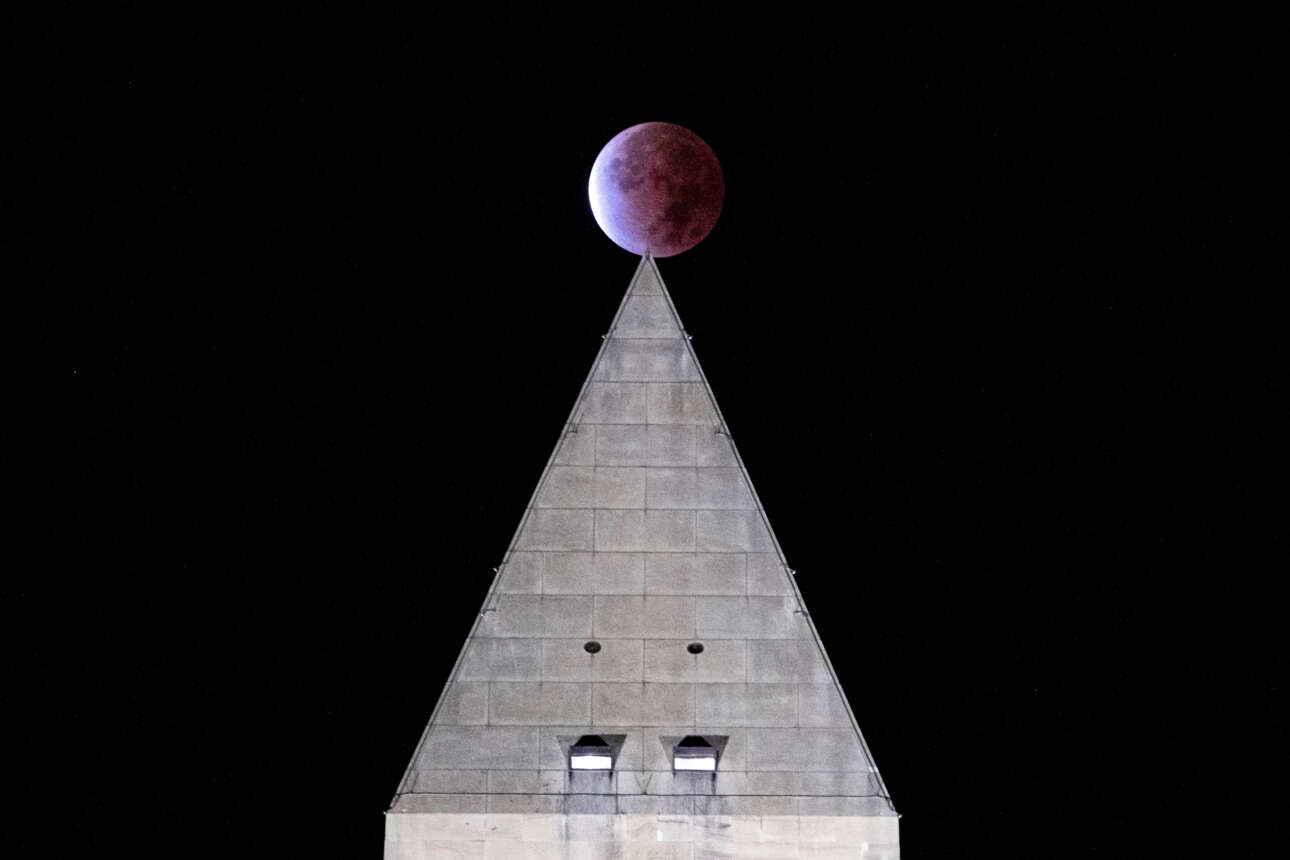 Το ματωμένο φεγγάρι «καρφιτσωμένο» στην κορυφή του Μνημείου Ουάσινγκτον