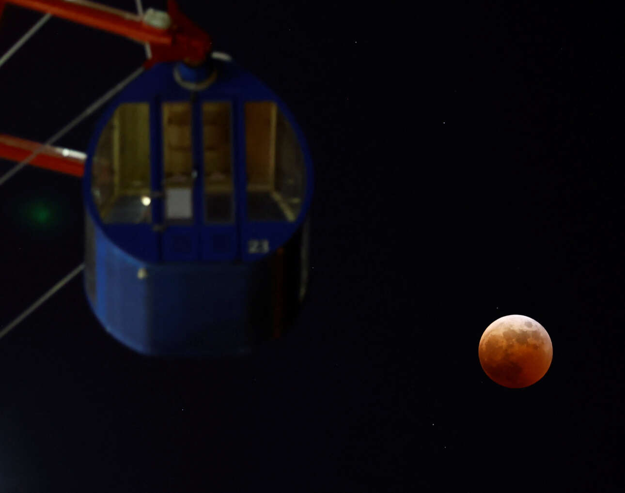 Η έκλειψη της Σελήνης διακρίνεται πίσω από τη ρόδα ενός λούνα παρκ στο Τόκιο