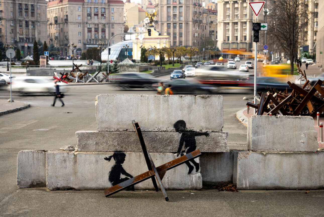 Επτά τα νέα γκράφιτι του Banksy στην κατεστραμμένη Ουκρανία