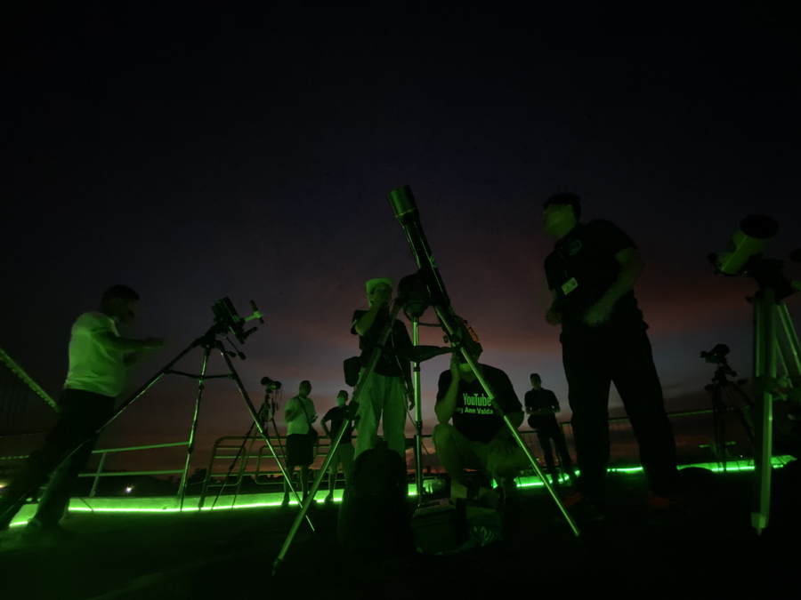 Παρατηρητές του ουρανού στήνουν τα τηλεσκόπια τους για να δουν την ολική έκλειψη Σελήνης στη Μανίλα, στις Φιλιππίνες