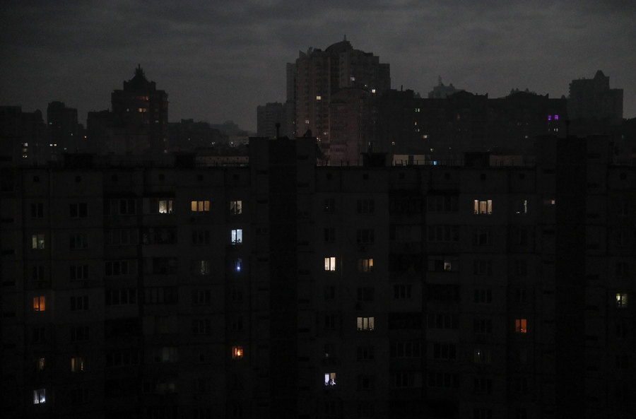 Λιγοστά διαμερίσματα στο Κίεβο φωτισμένα με ό,τι μέσα διαθέτουν οι ένοικοι 