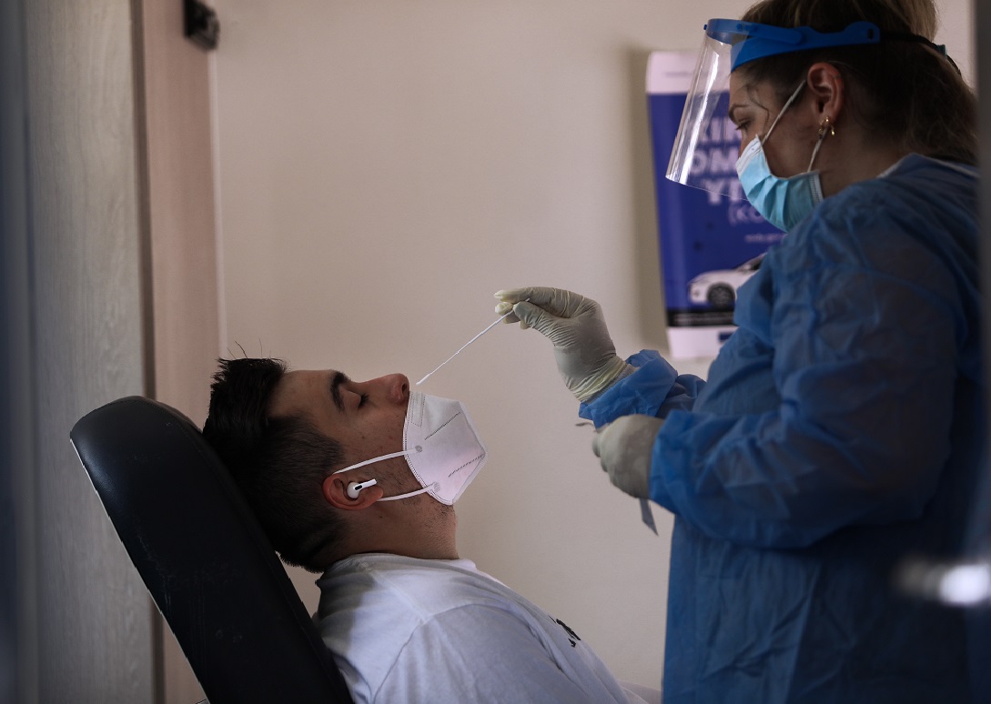 Κορονοϊός: Εβδομάδα με 53.436 κρούσματα και 164 νεκρούς