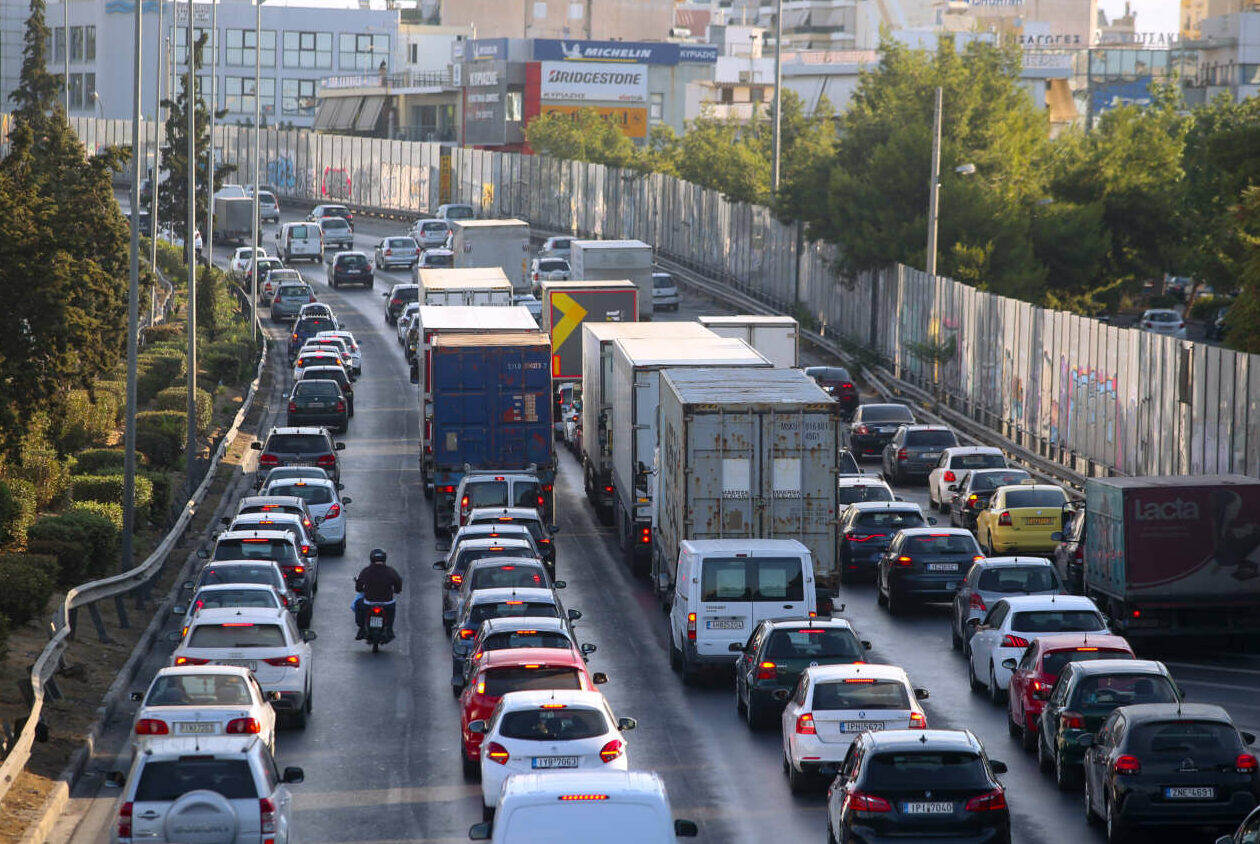 Εμφραγμα στο Λεκανοπέδιο: Ουρές χιλιομέτρων από καραμπόλα επτά οχημάτων σε Κηφισό και τροχαίο σε Αττική Οδό
