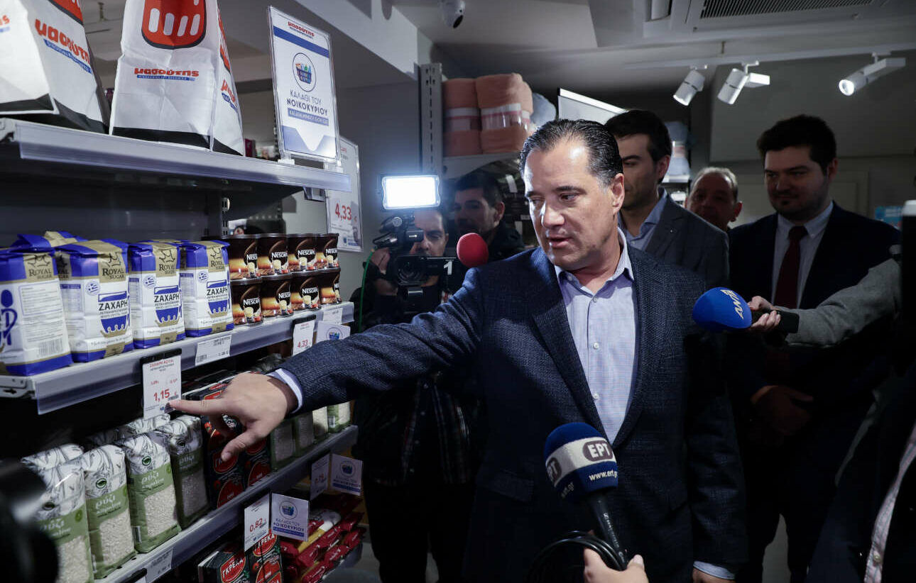 «Καλάθι του νοικοκυριού»: «Διάλογος» εξ αποστάσεως Γεωργιάδη – Κουτσούμπα περί… καπαμά