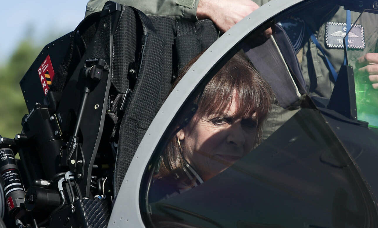 Στην Τανάγρα η Σακελλαροπούλου – Ανέβηκε σε Rafale