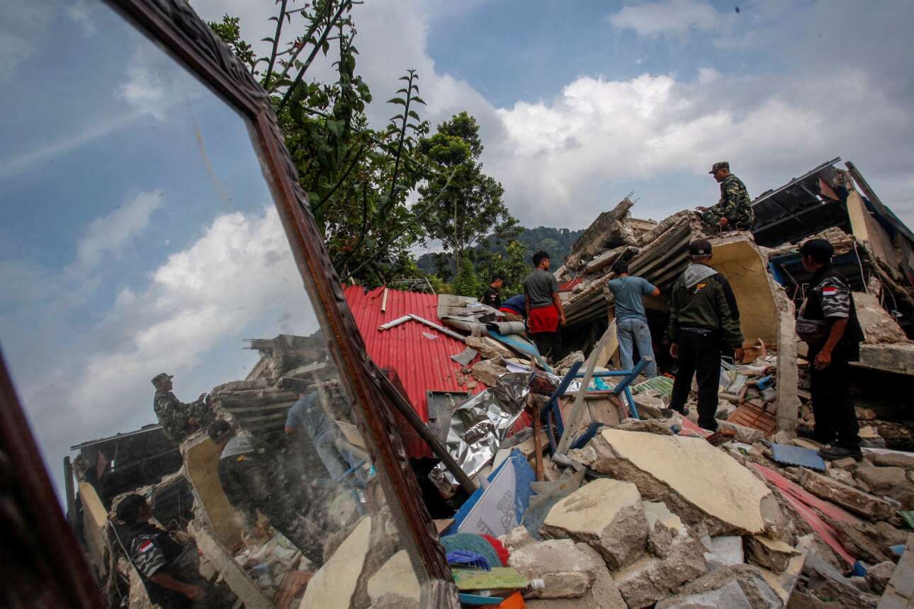 Καρέ από τον πολύνεκρο σεισμό στην Ιάβα: τα συνεργεία διάσωσης ψάχνουν τυχόν ζωντανούς στα ερείπια, όμως ο καθρέφτης καμαρώνει αλώβητος – ειρωνεία της Τύχης μέσα στην τραγωδία και φωτογραφικός σαρκασμός στο μεταίχμιο της συμπόνιας και της απανθρωπιάς 