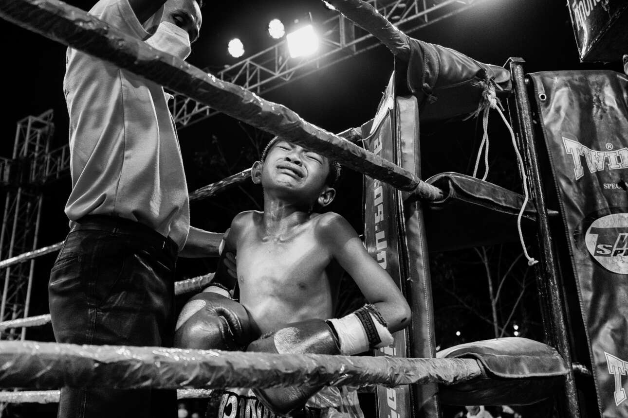 Βραβείο στην κατηγορία Πρότζεκτ και Πορτφόλιο. Ο βέλγος φωτογράφος αποτυπώνει τoν «γολγοθά» που τραβούν τα παιδιά πυγμάχοι της Ταϊλάνδης, τα οποία οι οικογένειές τους αναγκάζουν να παίρνουν μέρος σε σκληρούς αγώνες Μουάι Τάι, προκειμένου να κερδίσουν κάποια χρήματα από στοιχήματα. Στη φωτογραφία, ο δεκάχρονος πυγμάχος κλαίει φοβισμένος μετά από πάρα πολλά δυνατά χτυπήματα, περιμένοντας τον διαιτητή να σφυρίξει τη λήξη του αγώνα