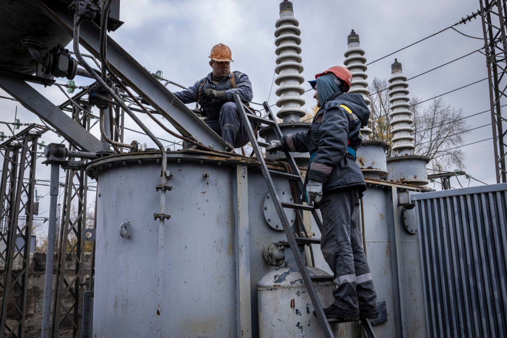 Εργάτες κάνουν επισκευές σε σταθμό παραγωγής ηλεκτρικής ενέργειας που υπέστη ζημιά μετά από ρωσική αεροπορική επίθεση