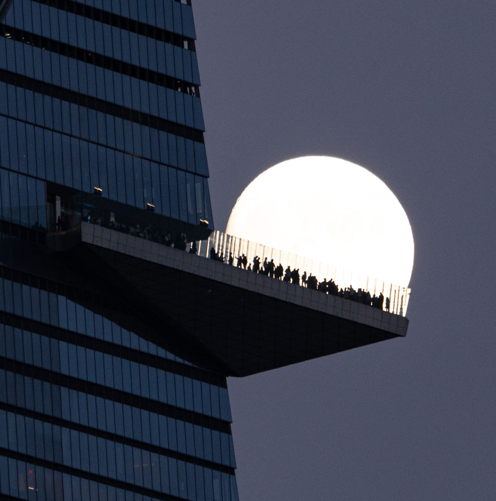 Κόσμος συγκεντρώνεται στο παρατηρητήριο του κτιρίου EdgeNYC στο Hudson Yards της Νέας Υόρκης για να απολαύσει το φεγγάρι που ανατέλλει