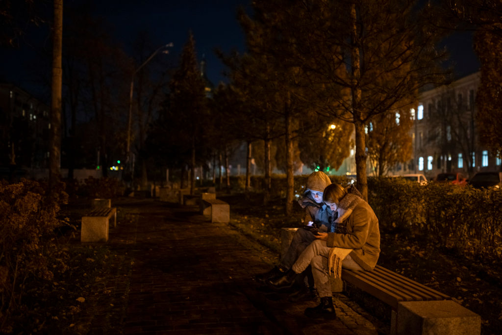 Από τα ελάχιστα αναμμένα φώτα σε μια γειτονιά του Κιέβου...το φως από τις οθόνες κινητών 