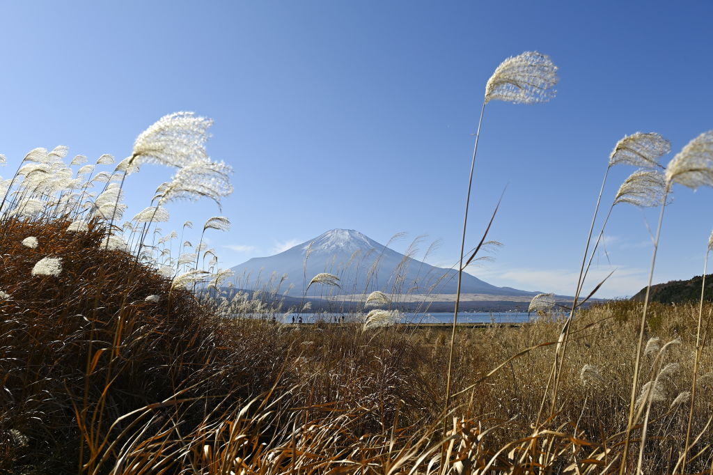 Το όρος Φούτζι, το ψηλότερο βουνό της Ιαπωνίας και μνημείο παγκόσμιας πολιτιστικής κληρονομιάς, όπως φαίνεται από τη λίμνη Γιαμανακάκο