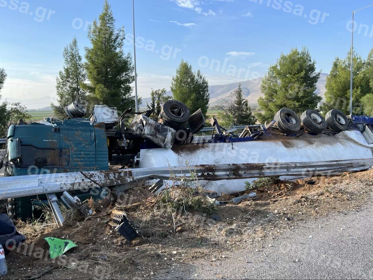 Λάρισα: Συναγερμός στις Αρχές για βυτιοφόρο με εύφλεκτο υλικό που ανετράπη