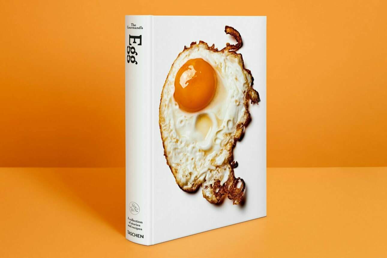 Το εξώφυλλο του λευκώματος «The Gourmand’s Egg. A Collection of Stories & Recipes», των εκδόσεων Taschen