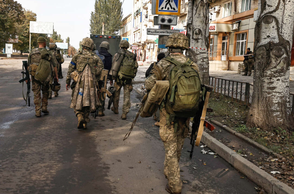 Οι Ρώσοι αποχωρούν πράγματι από τη Χερσώνα ή στήνουν παγίδα;