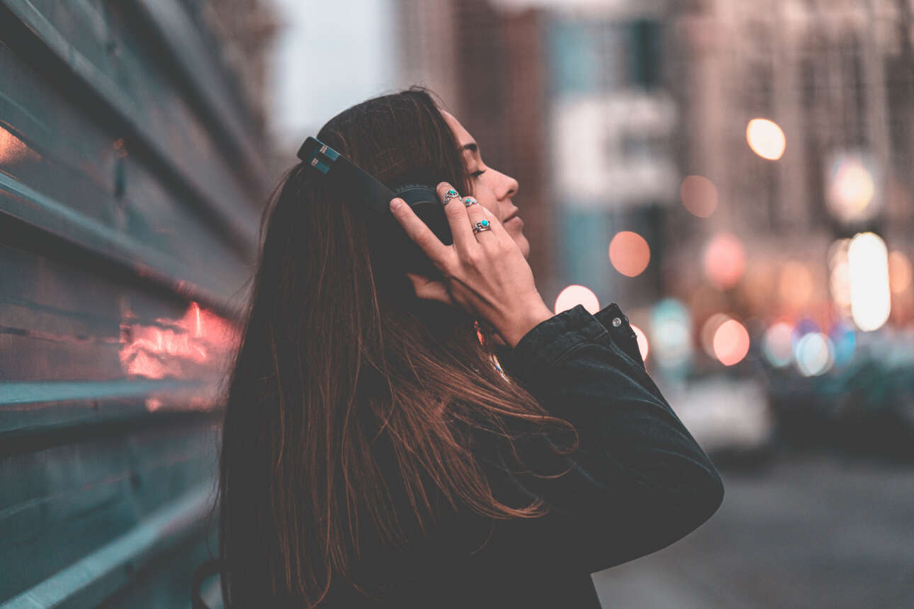 Η δυνατή μουσική κουφαίνει τους νέους