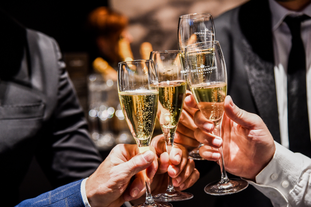 Τα νέα «roaring twenties» και η τρελή κατανάλωση σαμπάνιας